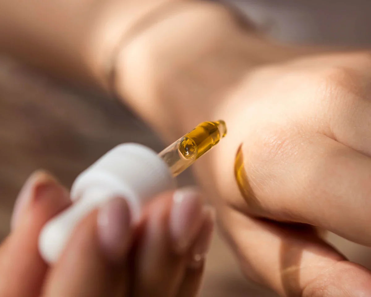 Giovane donna versa olio di canapa